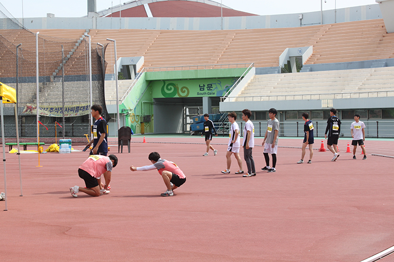 높이뛰기 경기 시작 전 연습을 하는 교육대학교 참가자들