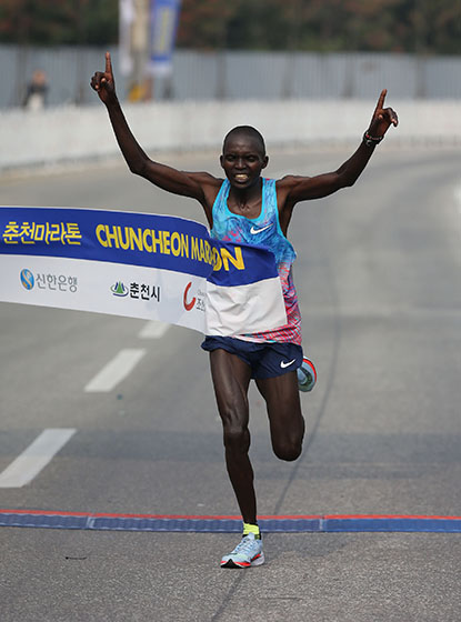 국제부문 남자부 우승 ‘칸다(케냐)‘ 결승 피니시