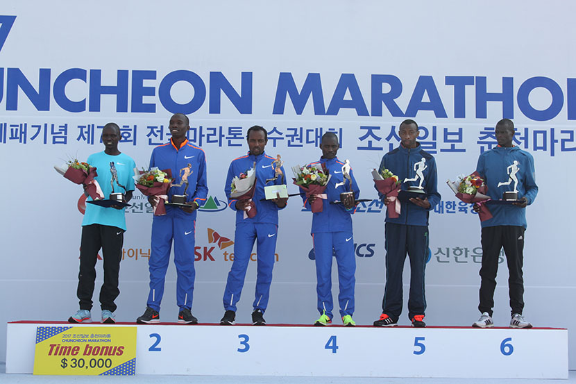 국제 남자부 시상식’남자부 우승 ‘칸다(사진 좌측)