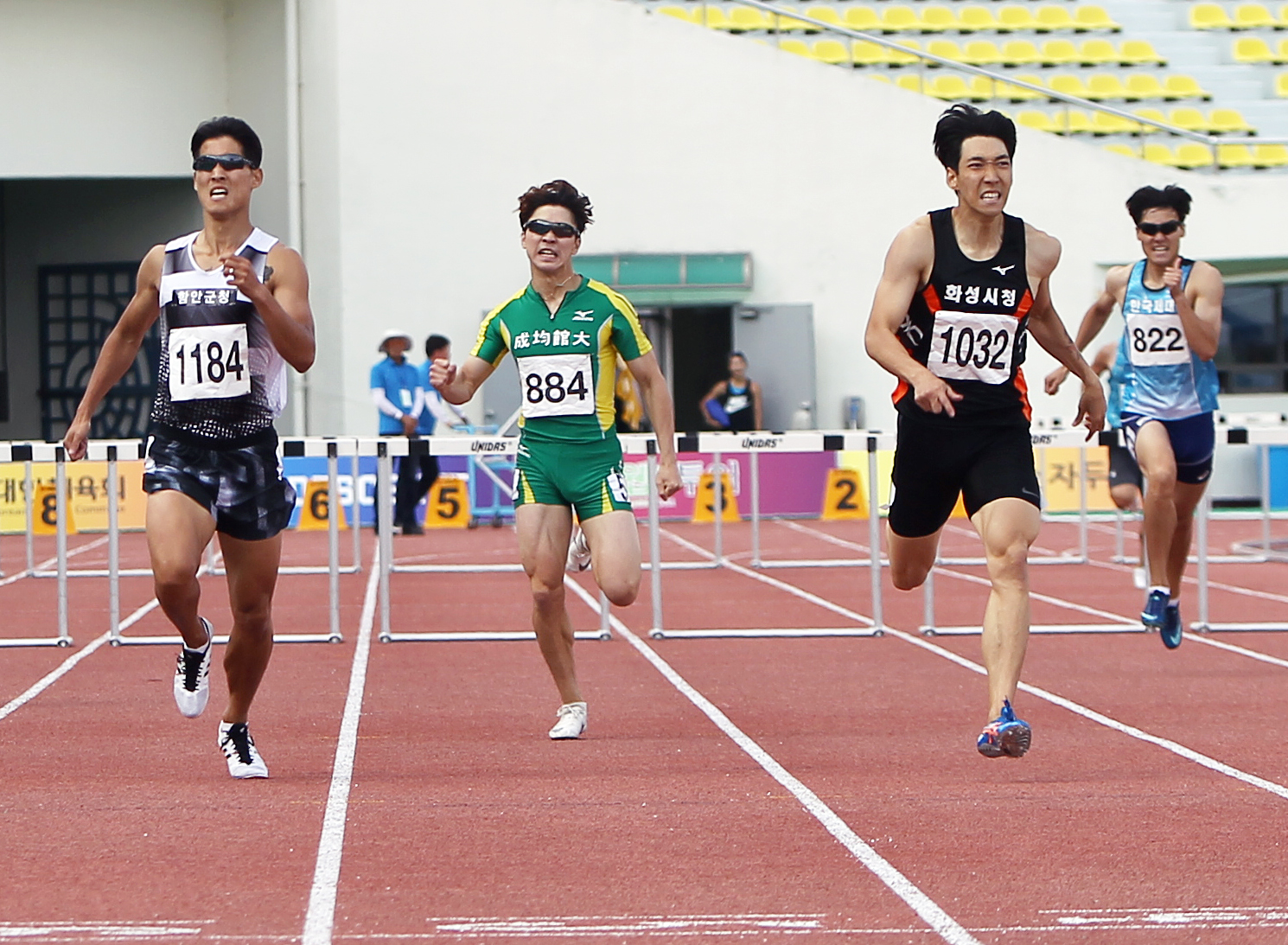 남자 400m허들 우승 황현우(배번1032, 우측 두 번째)