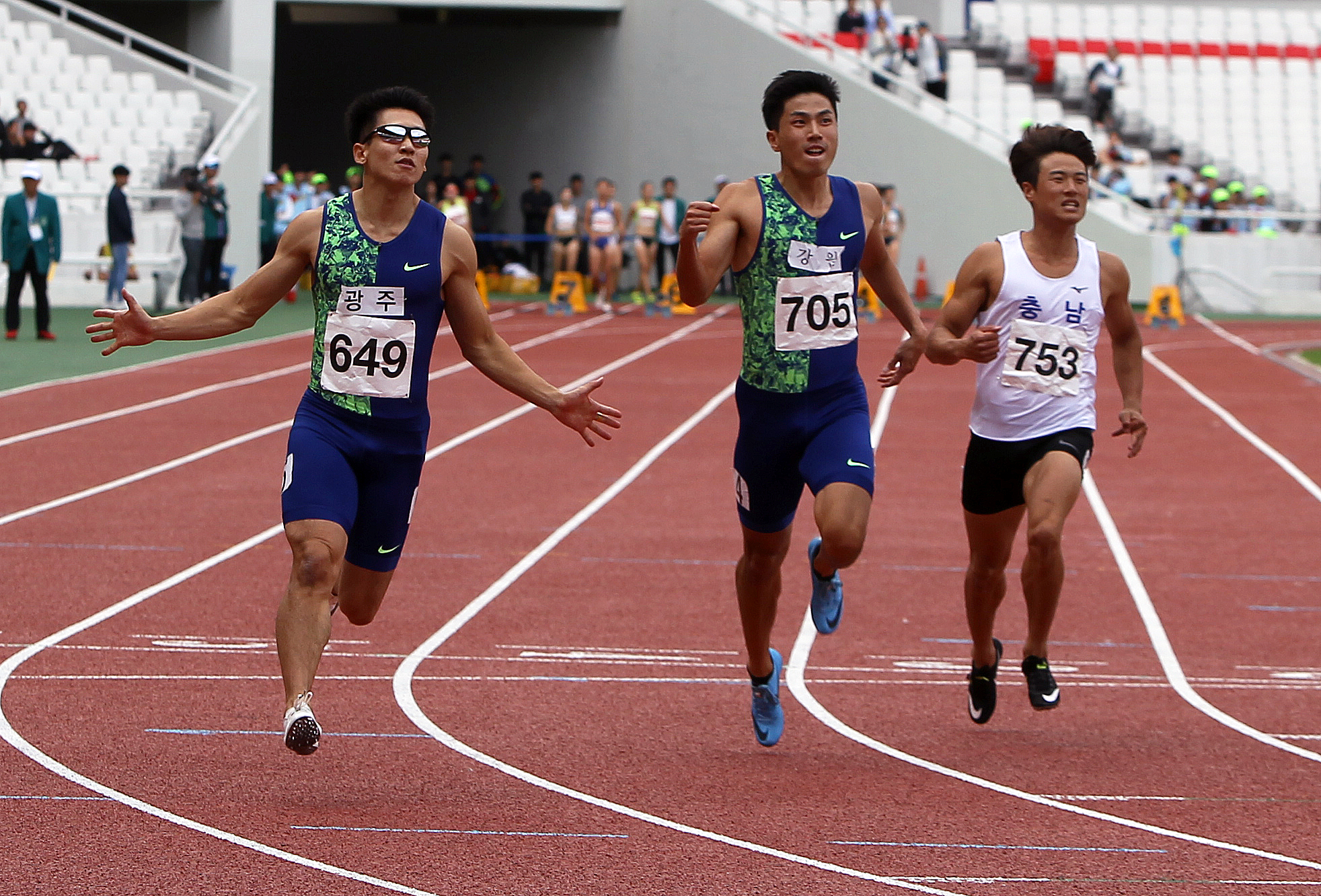 남자부 100m 결승에서 1위로 피니시하는 김국영(사진 왼쪽)