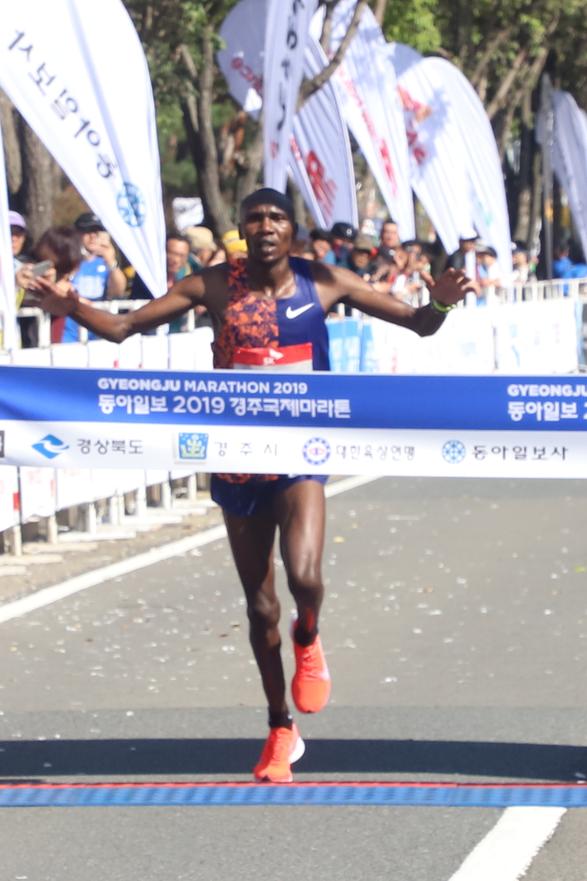 국제 남자부 우승 ‘체보로르(케냐)’결승선 피니시