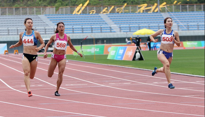 여자 100m 우승 오수경(배번503 , 사진 오른쪽)
