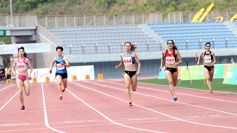 여자 200m 우승 김민지(배번 444, 사진 중앙)