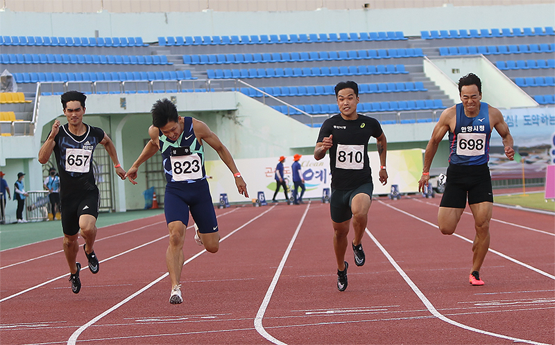 남자 100m 우승 김국영(배번823, 사진 왼쪽 2번째)