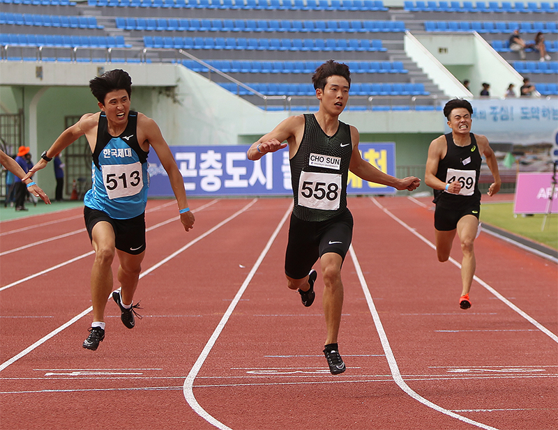 남자 대학부 200m 우승 모일환(배번 558, 사진 중앙)