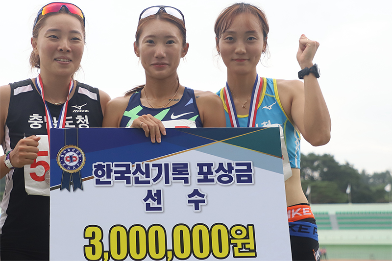 여자 7종경기 한국기록 수립 시상식 정연진(사진 중앙)