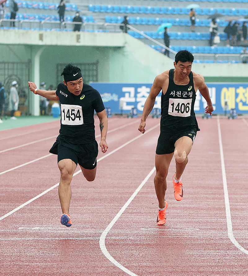 남자 대학일반부 100m 우승 이규형(배번1454, 사진 왼쪽) 