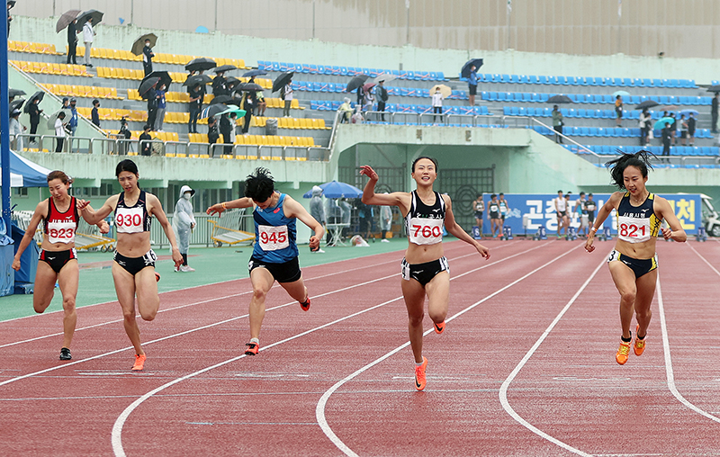 여자 대학일반부 100m 우승 이현희 (배번 760 , 사진우측 2번째) 