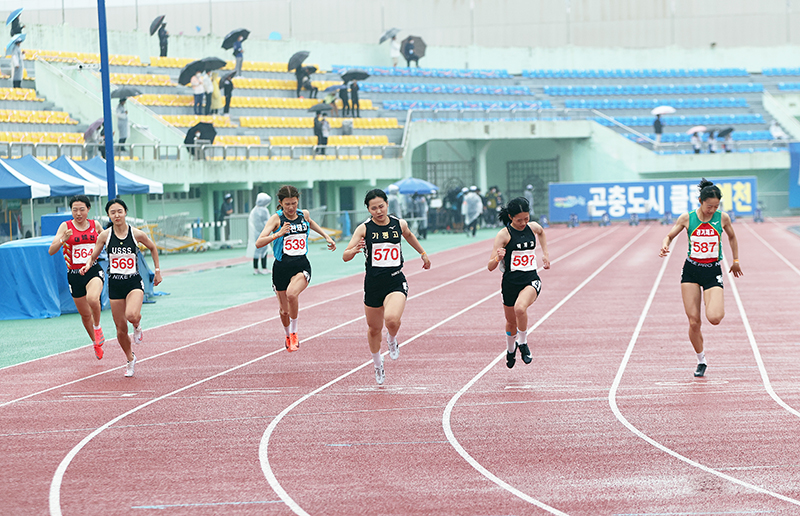 여고부 100m 우승 김다은 (배번 570 , 사진 중앙) 