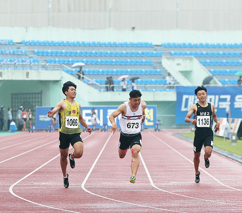 남자 고등부 100m 우승 우인섭 (배번 673 , 사진 중앙)