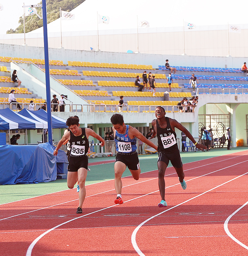 남고부 200m 우승 비웨사 결승 피니시 (배번: 881, 사진 오른쪽)