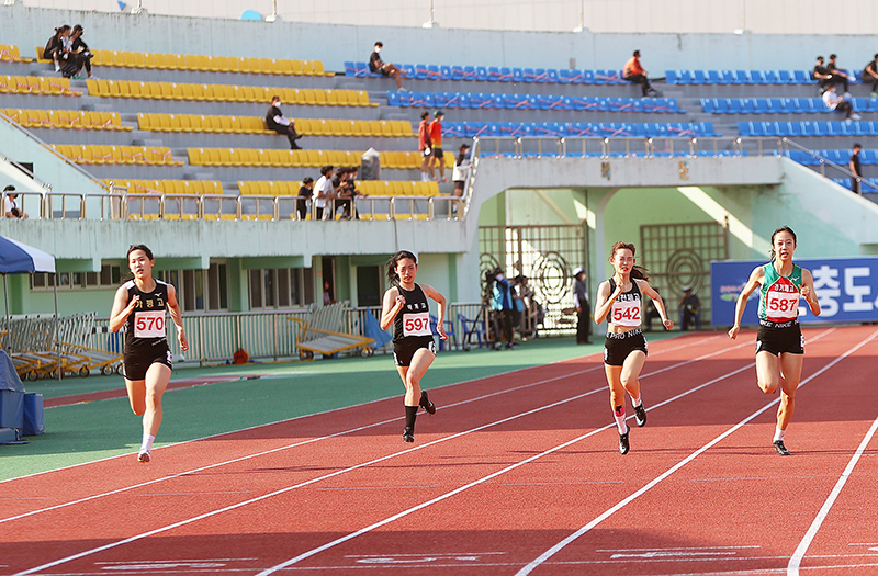 여고부 200m 우승 김다은 (배번 570, 사진 왼쪽)