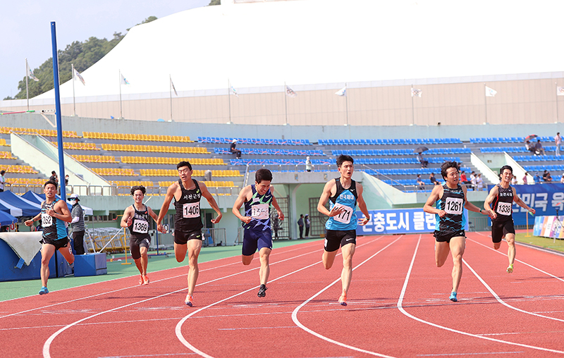 남자 200m 우승 이준혁(한체대) (배번 1171, 사진 중앙)