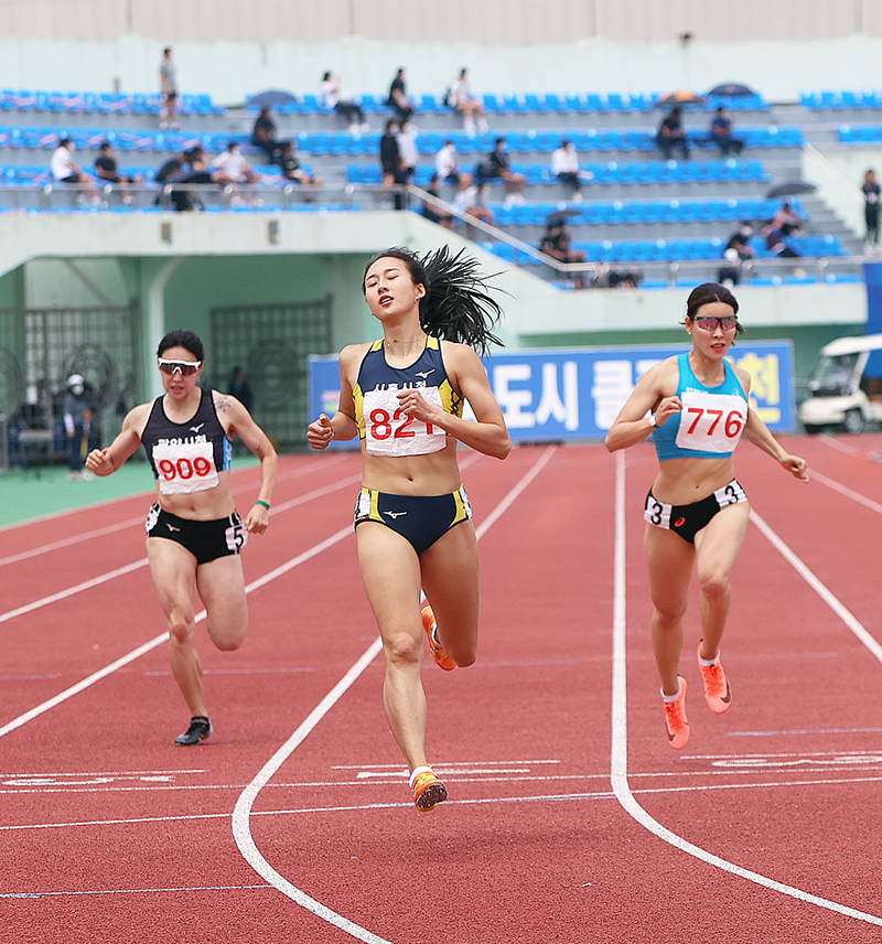 여자 200m 우승 이민정 (배번 821, 사진 중앙)