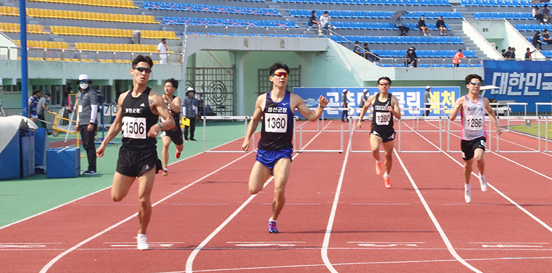 남자 400m허들 우승 한세현 (배번 1506, 사진 좌측)