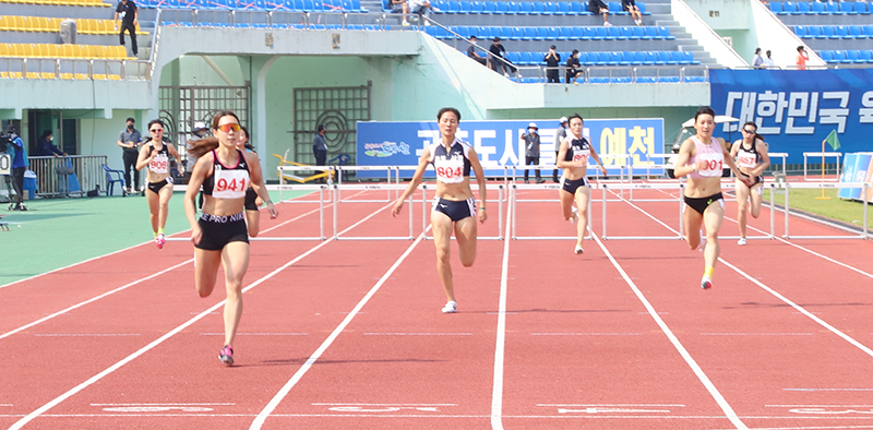 여자 400m허들 우승 조은주 (배번 941, 사진 좌측)
