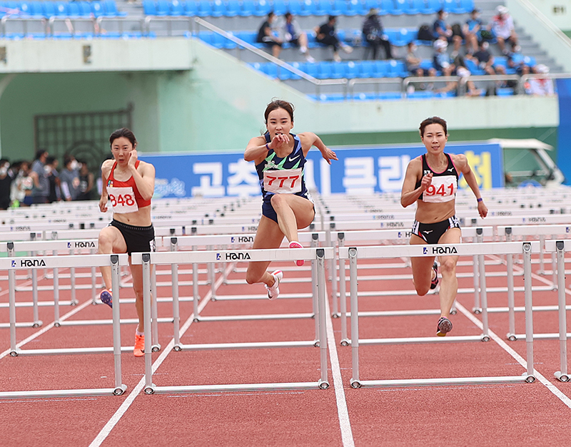 여자 100m허들 우승 정혜림 (배번 777, 사진 중앙)