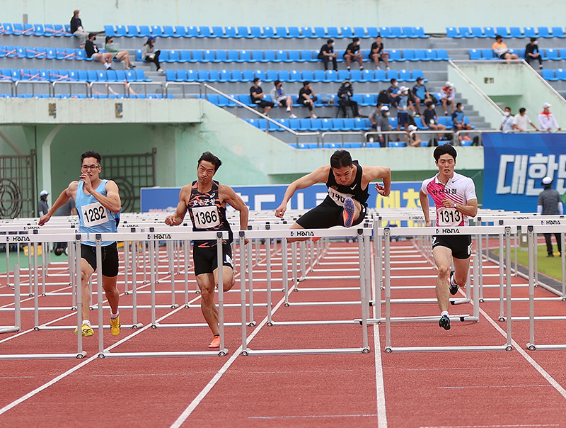 남자 110m허들 우승 김경태 (배번 1469, 사진 왼쪽 2번쨰)