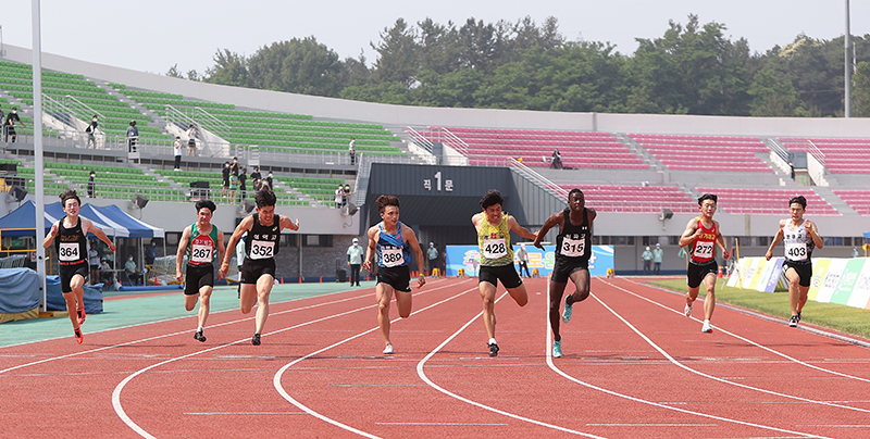 남고부 100m 우승 비웨사(배번 315, 사진 오른쪽 3번째)