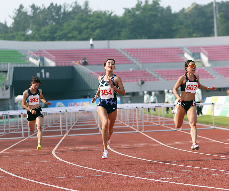 여자 100m 허들우승 정혜림(사진 중앙)