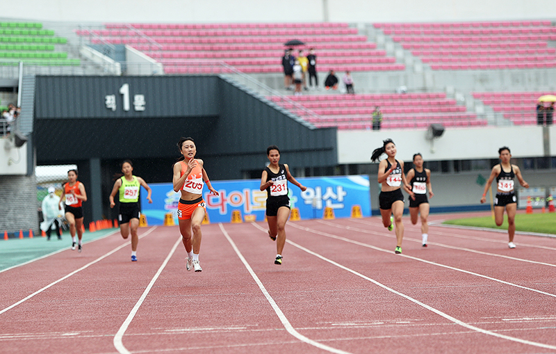 여고부 400m 우승 양예빈 (사진 왼쪽 3번째)
