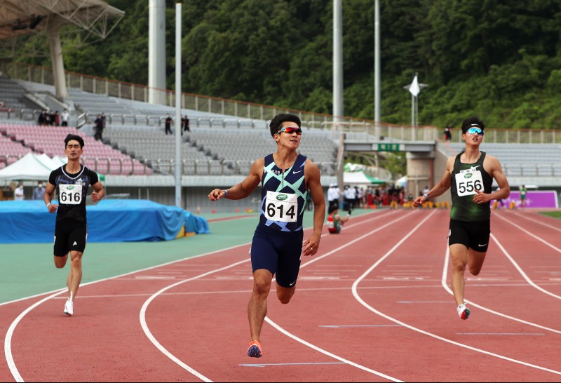 남자부 100m 우승 김국영 (사진 중앙)