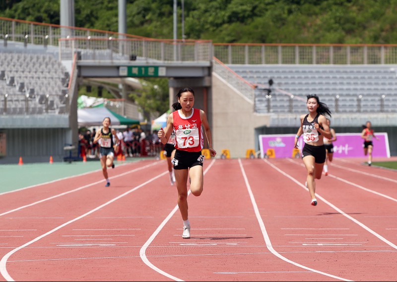 U18육상대회 여자 400m  우승 양예빈 (사진 중앙)