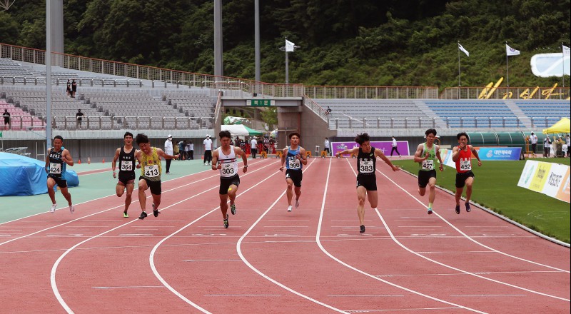 U20육상대회 남자 100m 우승 박원진(사진 우측 3번째)