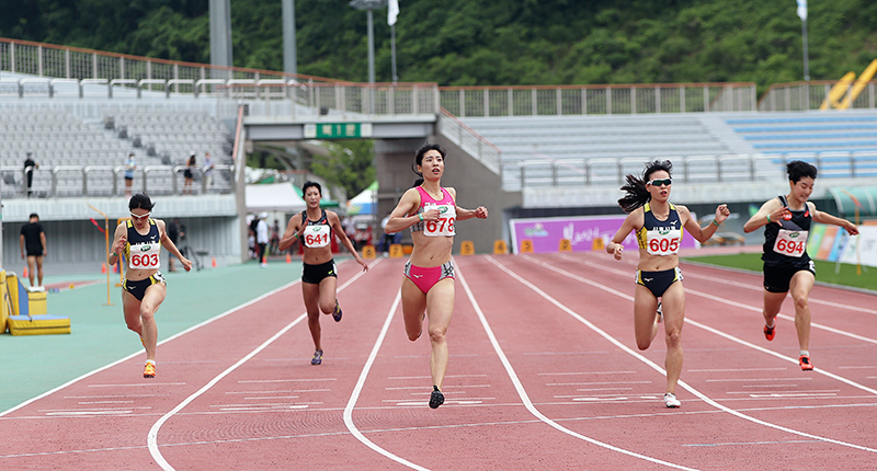 여자부 200m 우승 김다정(배번 678, 사진중앙 )