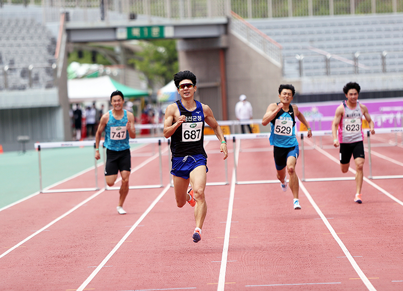 남자 400m 허들 우승 임찬호(배번 687, 사진중앙)