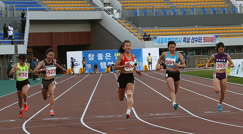 여중 100m 우승 이은빈(사진 중앙, 배번 604)