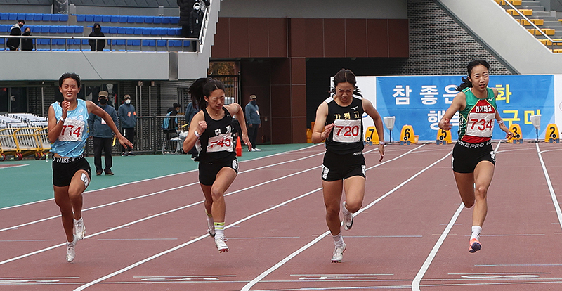 여고 100m 우승 이채현(사진 오른쪽, 배번 734)