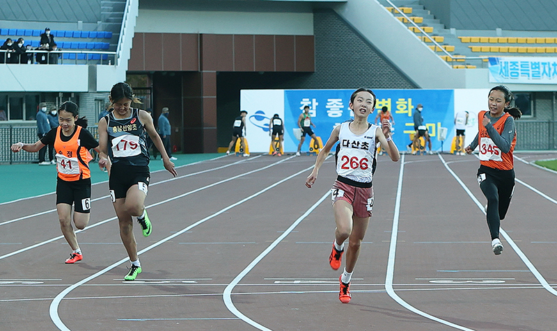 여자초등부 100m 우승 기영난(다산초, 배번266)