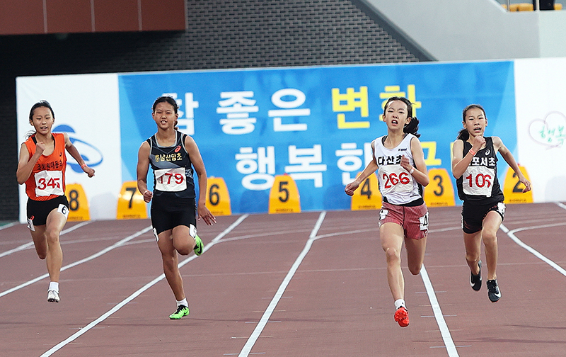 여자초등부 200m 우승 기영난(다산초, 배번266)
