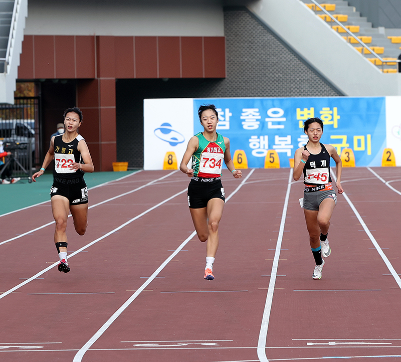 여고 200m 우승 이채현(사진 중앙 , 배번734)