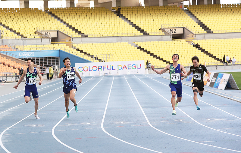 남자 200m 우승, 모일환(배번 771, 사진 오른쪽 두 번째)