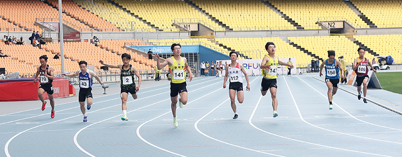 남자 중학교부 100m 우승 김동진(배번 141, 사진 중앙)