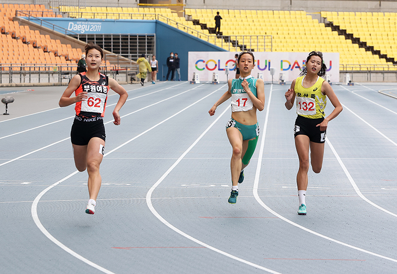 여자 중학교부 100m 우승 배윤진(배번 621, 사진 왼쪽)