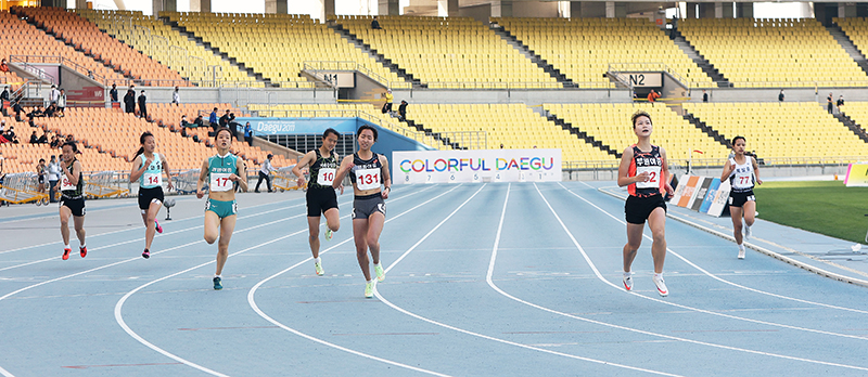 여자 중학교부 200m 우승 배윤진(배번 62, 사진 오른쪽 두번째)