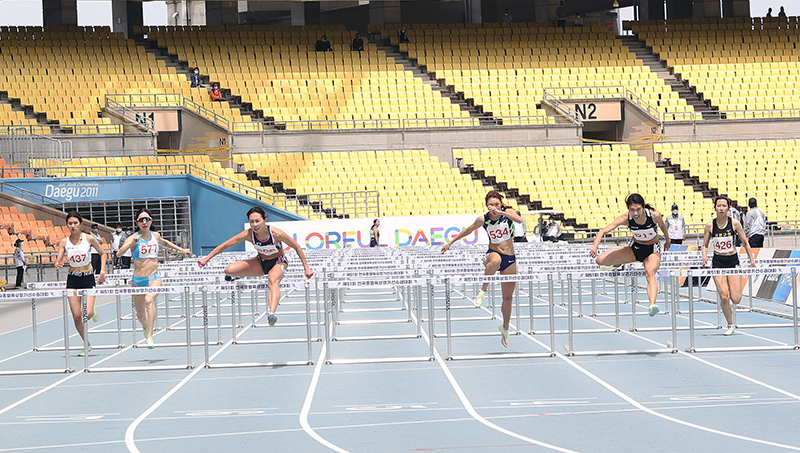 여자 100m허들 우승 조은주(배번 600, 사진 왼쪽 세 번째)
